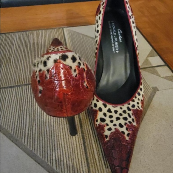 RARE FIND Vintage
Donald J Pliner Couture Gator Calf Hair Heels - Picture 4 of 6